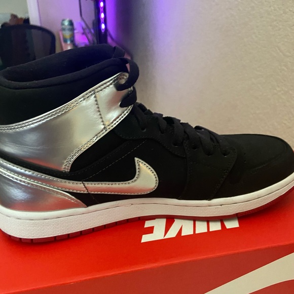 Jordan 1 Mids - Picture 5 of 7